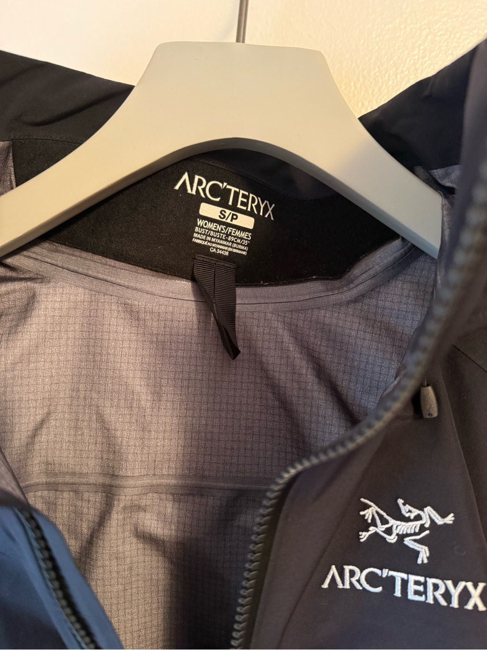 Arc'teryx Women’s Beta AR GORETEX PRO Size Small with Drop Hood Waterproof - Picture 3 of 7